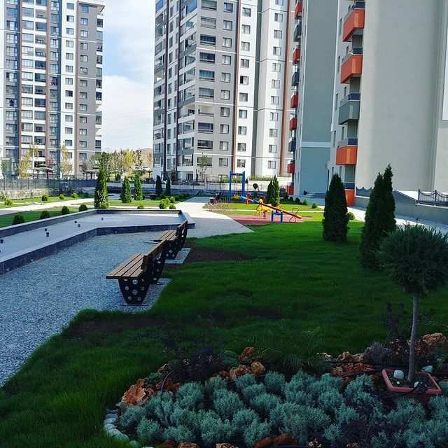 Peyzaj bakım hizmeti ile düzenli site çevresi görünümü